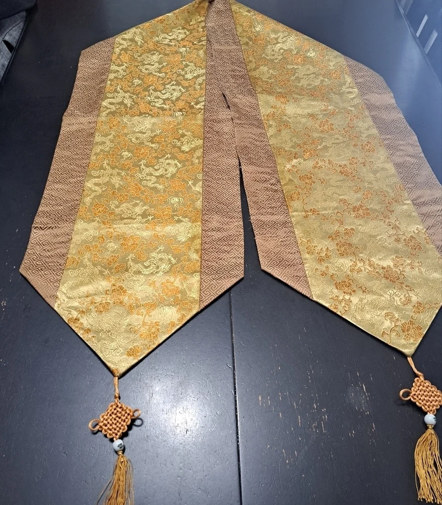 Vintage Silk Jaquard Asian Inspired Table Runner & Six Matching Place Mats